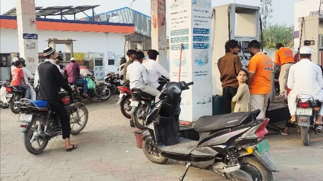 ईरान-अमेरिका जंग की अफवाह से रामपुर में पेट्रोल पंपों पर उमड़ी भीड़, टैंक फुल कराने के लिए लगी लंबी कतारें