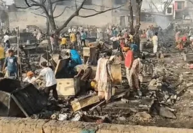 लखनऊ में भीषण अग्निकांड का दर्दनाक मंजर: राख में मिले दो मासूम बच्चों के शव, सैकड़ों झुग्गियां खाक, कई लोग अब भी लापता