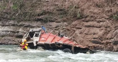 दिल्ली-यमुनोत्री हाईवे पर बड़ा हादसा: दो ट्रक यमुना नदी में गिरे, 3 लोग सुरक्षित बचाए गए, एक हेल्पर की तलाश जारी