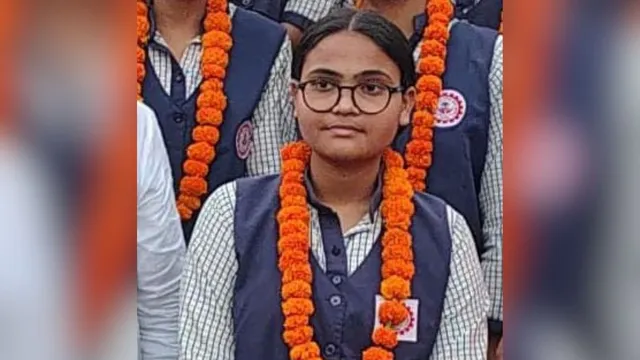 ऑटो चालक की बेटी ने रचा इतिहास: लखनऊ की आंचल गुप्ता ने यूपी बोर्ड में टॉप-10 में बनाई जगह, बोलीं—इंजीनियर बनना है सपना