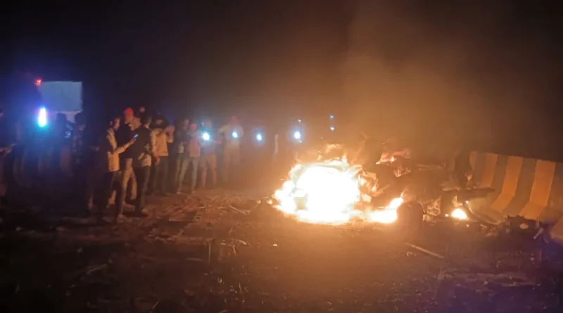 मिर्जापुर में भीषण सड़क हादसा: तेज रफ्तार ट्रक की टक्कर के बाद दो कारों में लगी आग, 11 लोगों की जिंदा जलकर दर्दनाक मौत
