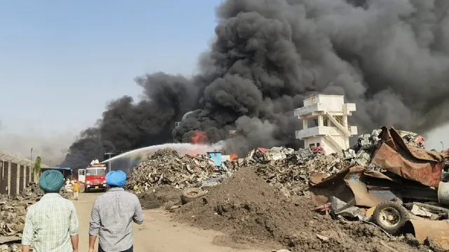 लुधियाना स्टील फैक्ट्री में धमाके के बाद भीषण आग, 7 महिलाएं झुलसीं; 50 दमकल गाड़ियों ने घंटों की मशक्कत के बाद पाया काबू