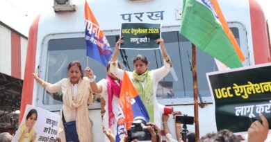 UGC रेगुलेशन 2026 लागू कराने की मांग पर लखनऊ में उग्र प्रदर्शन, डॉ पल्लवी पटेल समर्थकों संग रेलवे ट्रैक पर उतरीं, वंदे भारत ट्रेन रोकी गई