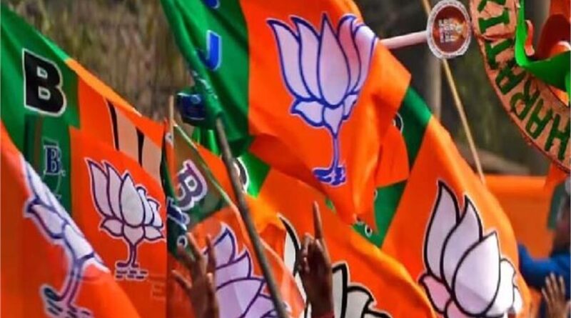 ओंकारेश्वर में बीजेपी को बड़ा झटका! एक साथ 12 से ज्यादा कार्यकर्ता कांग्रेस में शामिल, जिला अध्यक्ष ने दिलाई सदस्यता