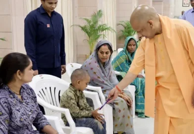 जनता दर्शन में बच्चों पर बरसा CM योगी का स्नेह, चॉकलेट देकर बोले- मन लगाकर पढ़ो; अधिकारियों को भी दी सख्त चेतावनी