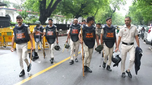 ‘चलो संसद मार्च’ में पैलेट गन चलाने के दावे पर दिल्ली पुलिस का फेक न्यूज अलर्ट, आरोपों को बताया पूरी तरह भ्रामक