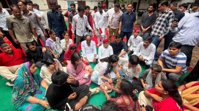 लाठीचार्ज पर भड़के अखिलेश यादव, डिंपल के नेतृत्व में जंतर-मंतर जा रहे सपा सांसद हिरासत में; सरकार पर साधा निशाना