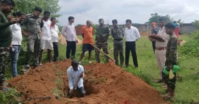 4 साल बाद खुला संदिग्ध मौत का राज! झारखंड में कब्र खोदकर निकाला गया बुजुर्ग का कंकाल, हत्या की जांच तेज