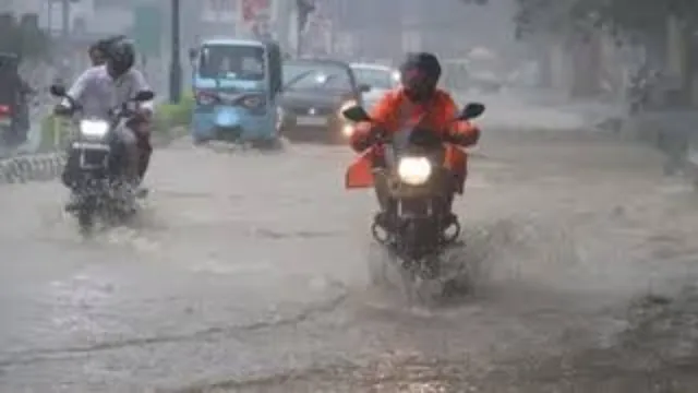 देहरादून में बारिश का कहर! मालदेवता-सिल्ला मार्ग पर भूस्खलन से मचा हड़कंप, मलबा हटाकर यातायात बहाल