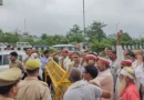 दिल्ली कूच पर यूपी गेट बना रणक्षेत्र! किसानों को पुलिस ने रोका, धक्का-मुक्की के बीच NH-9 और एक्सप्रेसवे पर लगा लंबा जाम