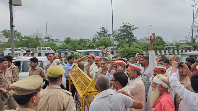 दिल्ली कूच पर यूपी गेट बना रणक्षेत्र! किसानों को पुलिस ने रोका, धक्का-मुक्की के बीच NH-9 और एक्सप्रेसवे पर लगा लंबा जाम