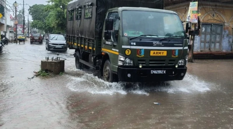 UP Weather Alert: लखनऊ समेत 24 जिलों में भारी बारिश का खतरा, अगले 3 दिन बरसेंगे बादल; प्रशासन ने जारी की सावधानी की अपील