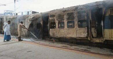 इंजन में भड़की आग से दहशत में आए यात्री, सिमरी बख्तियारपुर स्टेशन पर टला बड़ा रेल हादसा, कई ट्रेनें हुईं प्रभावित