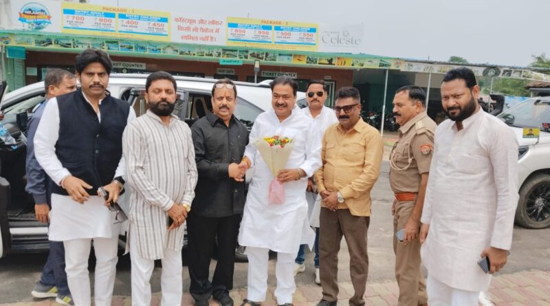 Akshay Pratap Singh Tree Plantation,Neelansh Water Park Lucknow Plantation,Lucknow Plantation Drive 5000 Trees,Neelansh Water Park News,MLC Kunwar Akshay Pratap Singh Lucknow,Medicinal Tree Plantation Lucknow,Environmental Conservation Drive Lucknow,Itauja Neelansh Water Park Event