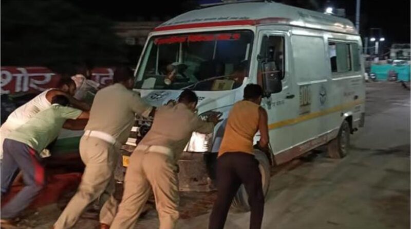 चित्रकूट में बीच रास्ते बंद हुई 108 एंबुलेंस, सांसों के लिए जूझते नवजात को सिपाही ने बाइक से पहुंचाया अस्पताल; ऐसे बची मासूम की जान