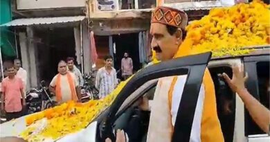 नरोत्तम मिश्रा का फिर दिखा दम, 500 गाड़ियों के काफिले के साथ पहुंचे दतिया; जेसीबी से पुष्पवर्षा, मुकुट पहनाकर हुआ स्वागत