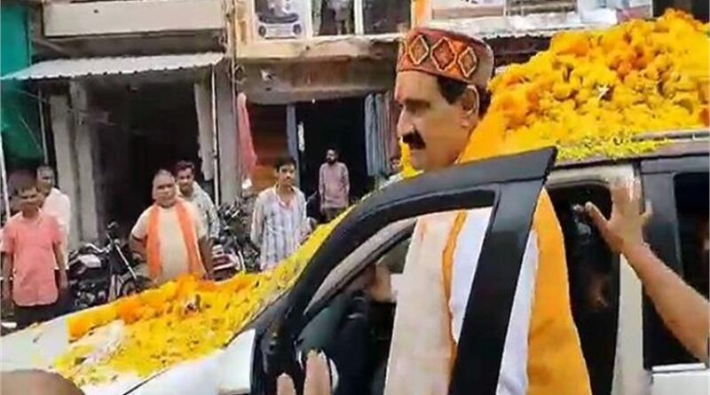 नरोत्तम मिश्रा का फिर दिखा दम, 500 गाड़ियों के काफिले के साथ पहुंचे दतिया; जेसीबी से पुष्पवर्षा, मुकुट पहनाकर हुआ स्वागत